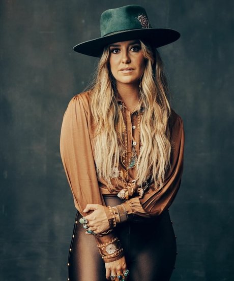 Lainey Wilson ヌードモデル ギャラリー