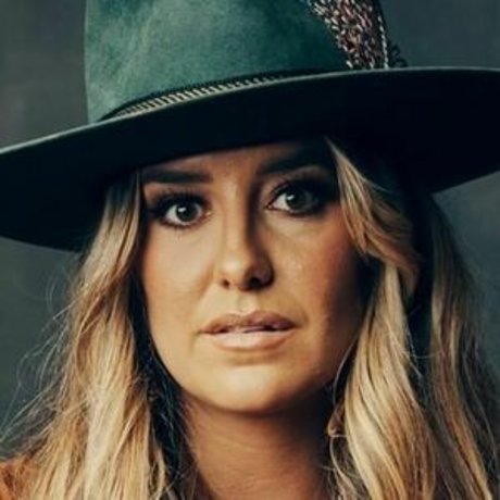 Lainey Wilson ホットなポルノスター 写真