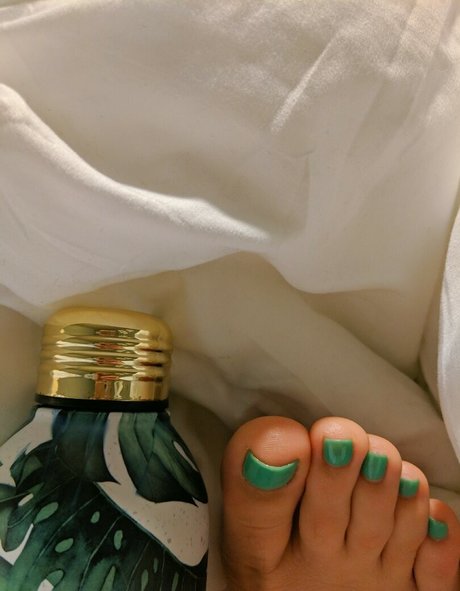 細身の巨乳OnlyFans ヌード ギャラリー