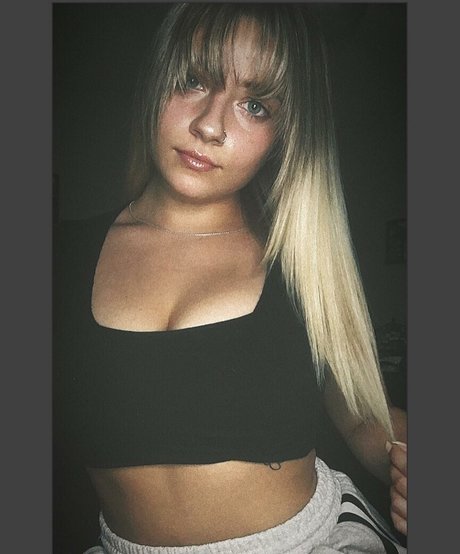 ランジェリーベイビーOnlyFans ヌード ギャラリー