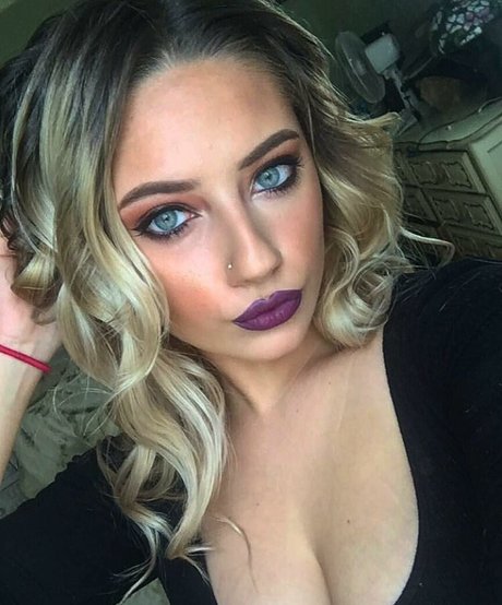 ティーンフィンガリングOnlyFans アートヌード アーカイブ