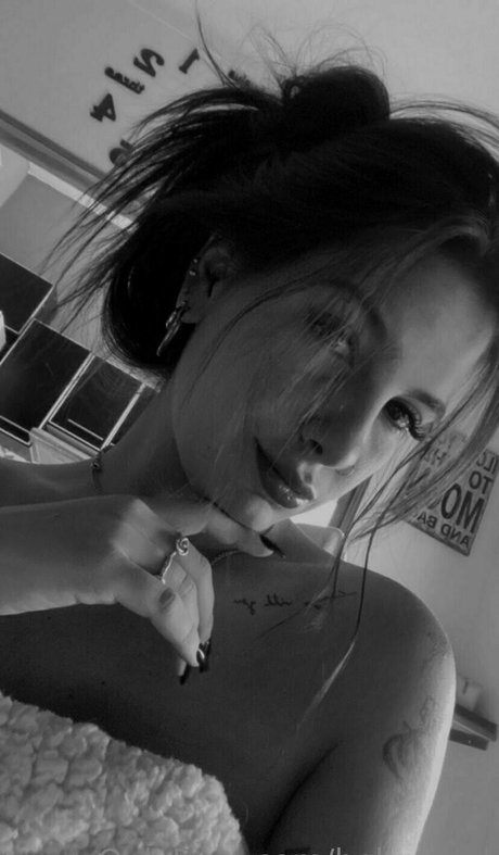 黒檀の小人OnlyFans 美しい裸 ギャラリー