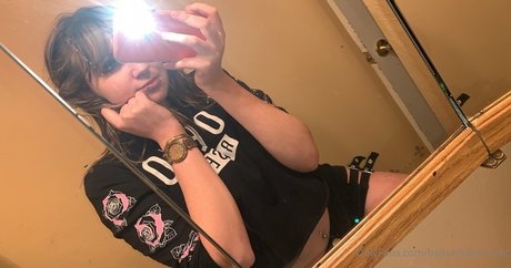 公共の場での猫のOnlyFans ポルノ 画像