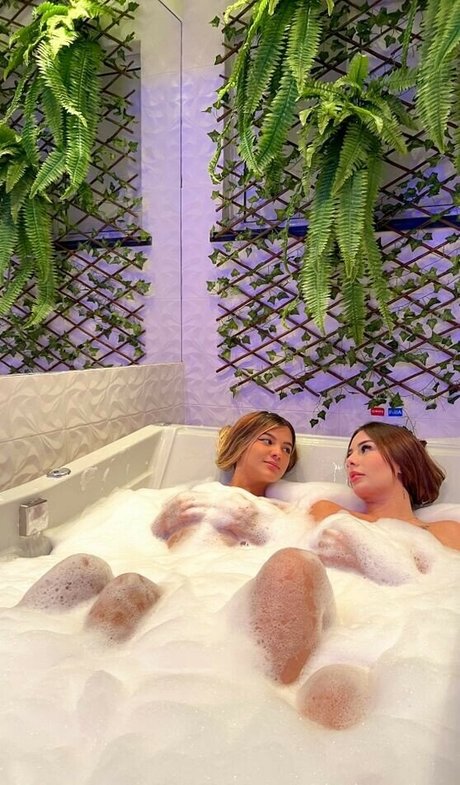 巨乳とお尻のOnlyFans xxx 画像