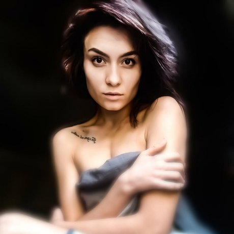 おばあちゃんの巨乳OnlyFans アートxxx 写真