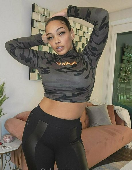 yettajobrown 美しいモデル 写真