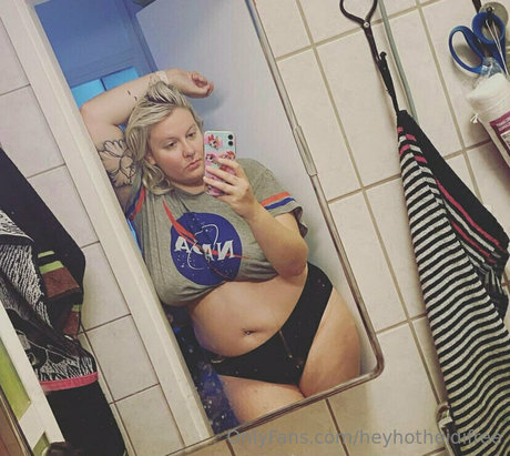 heyhotheidifree スター 裸 写真