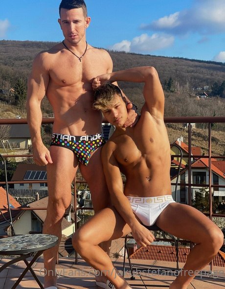 ニューハーフ 熟女 OnlyFans アートヌード 写真