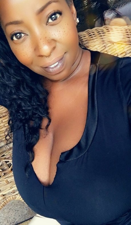 黒人ママOnlyFans セクシーヌード ギャラリー