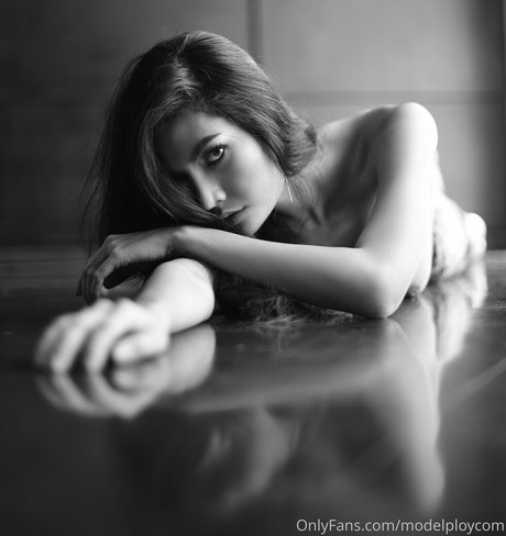 Ploytigerstam ヌード女優 ギャラリー