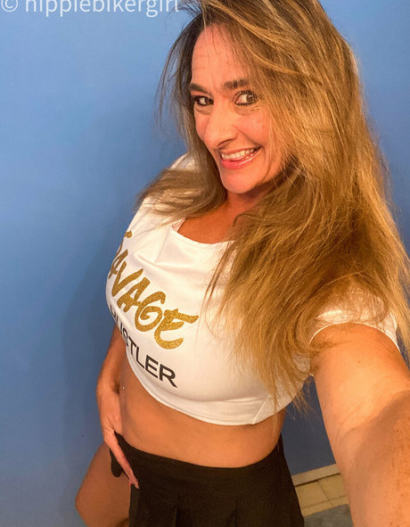 公共の場での猫のOnlyFans セクシー 写真