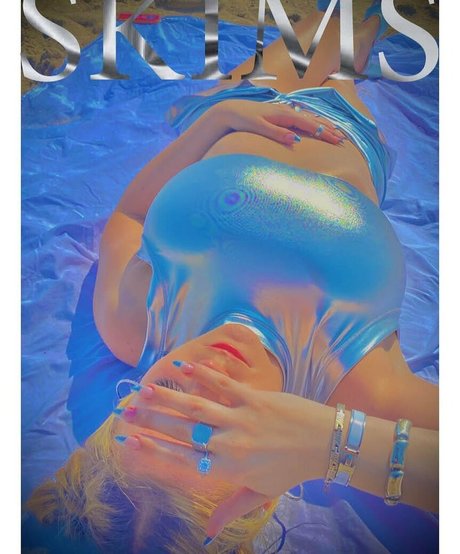 Emily V アダルトスター 写真