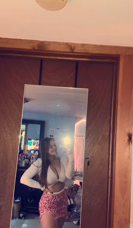 Emily V ヌードスター 画像