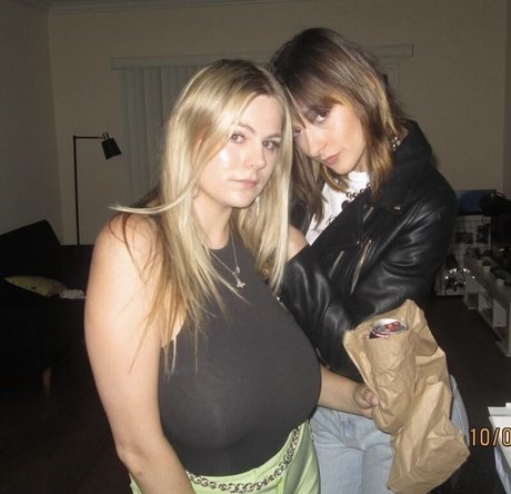 Emily V ポルノモデル 画像