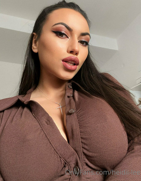 曲線美のティーンズOnlyFans 裸 写真