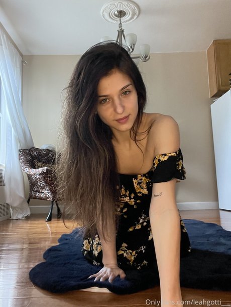 黒檀の小人OnlyFans セクシー裸 画像