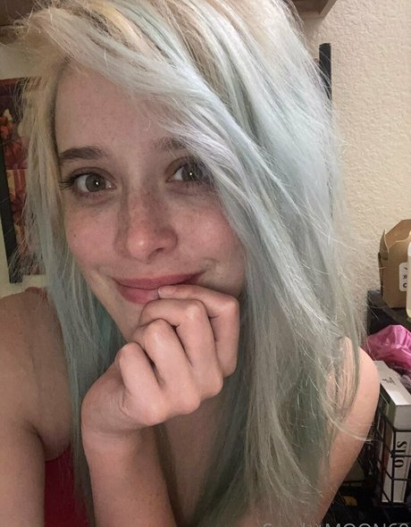 Scarlet Moon 完璧なポルノスター 写真