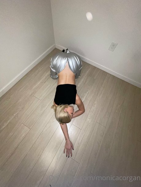 Monica Corgan 無料モデル 写真