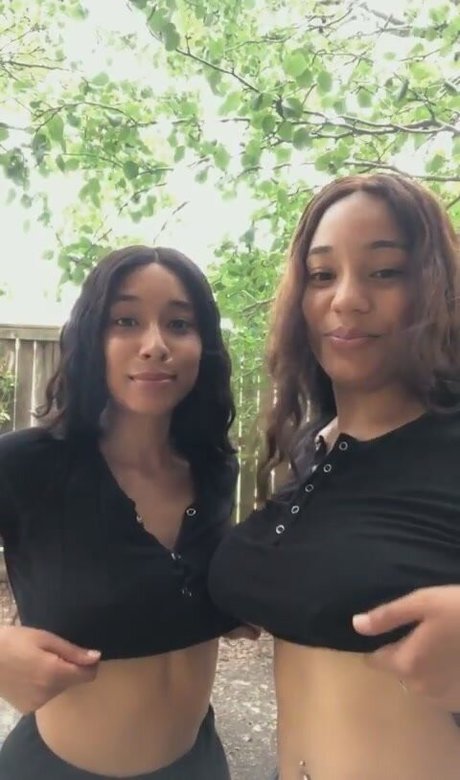 Molly and Mia_ ポルノモデル 画像