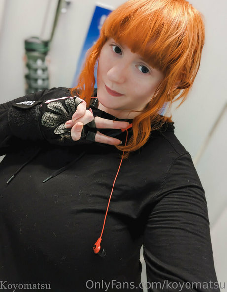 金髪の小柄なOnlyFans エロチック 写真