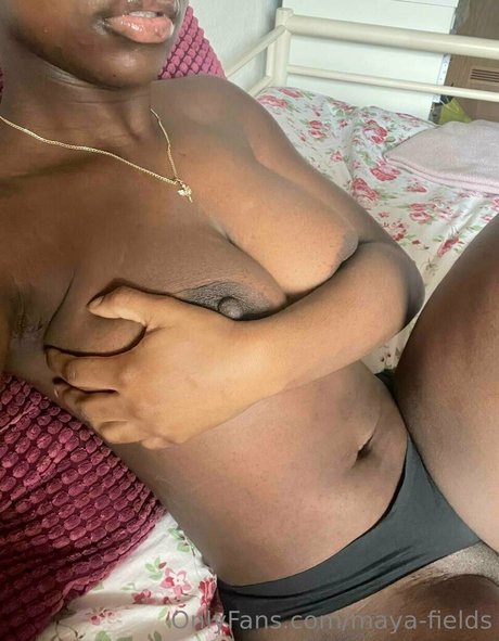 Maya fields セックスモデル 写真