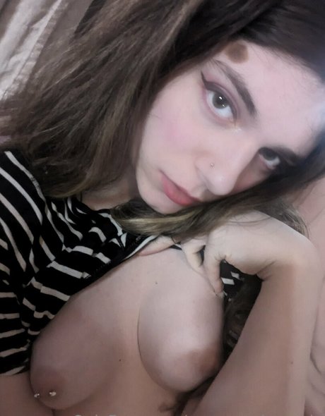 ティーンシーメールOnlyFans ヌード 画像