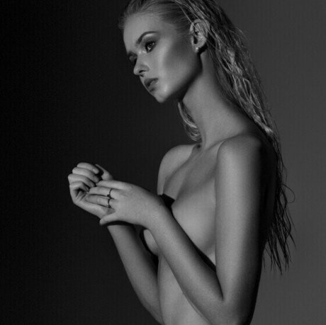 Nikoline Vibe 無料女優 写真