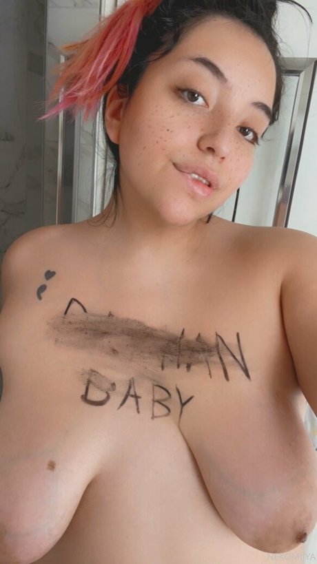 小人エボニーOnlyFans セクシーヌード 画像