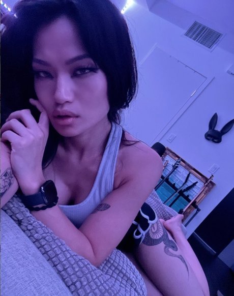 Kikiwongo 裸のスター 写真