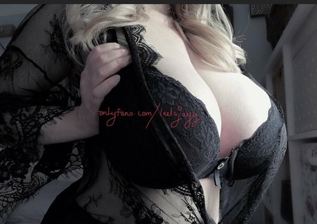 細身の巨乳OnlyFans セクシー裸 ギャラリー