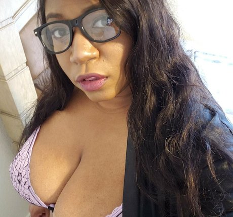 黒檀の白いチンポOnlyFans 可愛い 写真