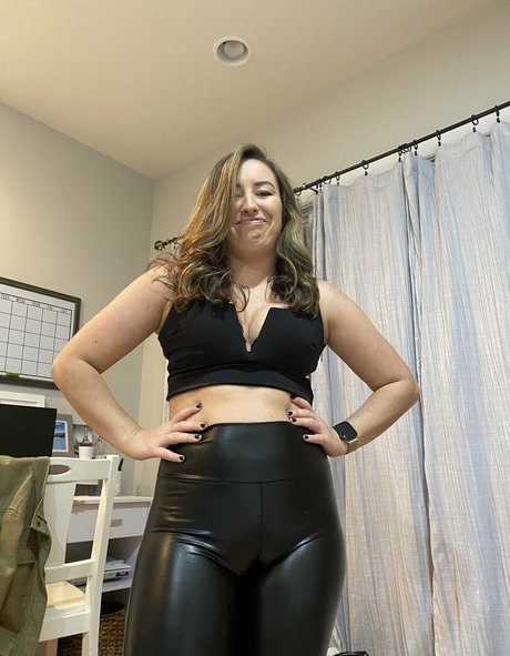 アジア人のタトゥー OnlyFans セクシー裸 写真