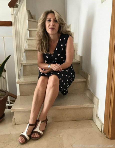 おばあちゃんの巨乳OnlyFans セクシーヌード 写真