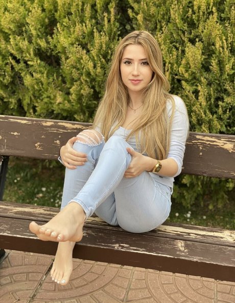 大きな黒い猫OnlyFans アートヌード 画像