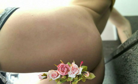 アジア人のタトゥー OnlyFans エロチック 写真