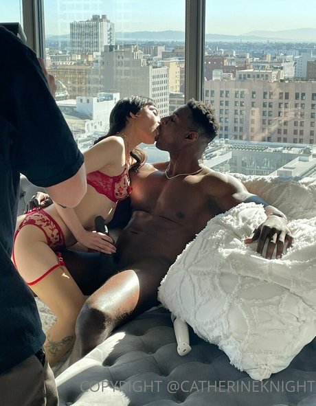 アジア人のタトゥー OnlyFans 美しいヌード 画像