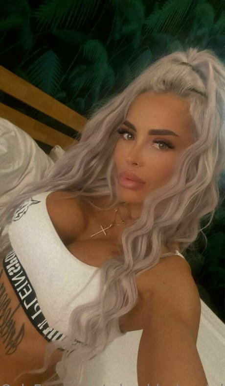 adorable krystal ポルノモデル 写真