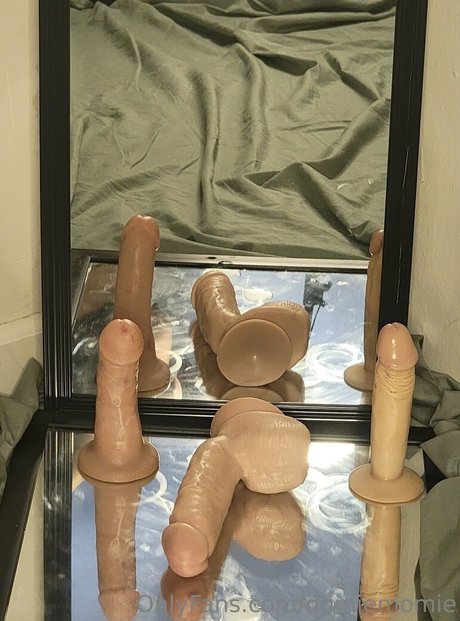 domiemomie ポルノスター 裸 写真