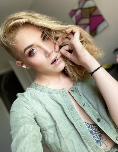 金髪の小柄なOnlyFans アートヌード 写真