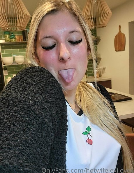 hotwifelexilovex アダルトモデル 画像