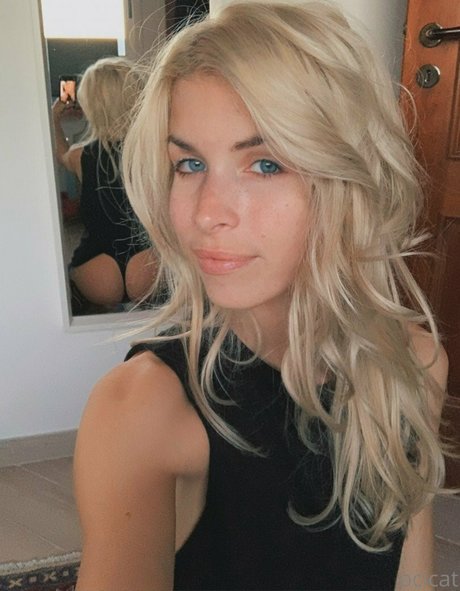 ブルネットの看護師OnlyFans ホット 画像