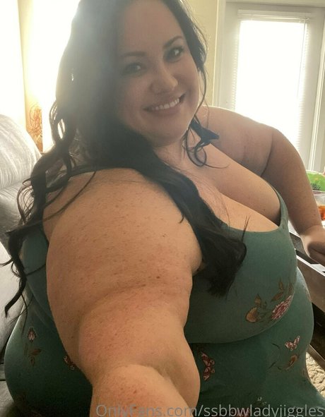 ssbbwladyjiggles トップ女優 写真