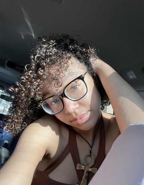 Caileneasely ポルノスター 可愛い 画像