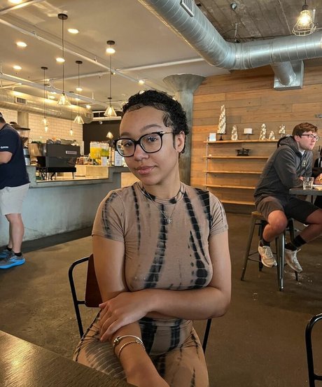 Caileneasely アートモデル 画像