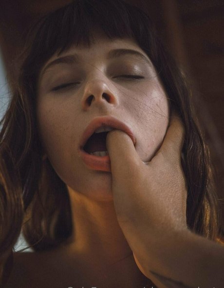 シシーオンリーファンズ アート裸 ギャラリー