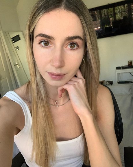 痩せた金髪の熟女OnlyFans xxx 写真