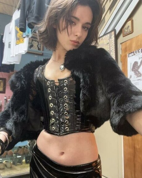 大きな黒い猫OnlyFans ホットヌード 画像