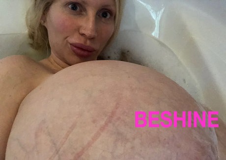 かわいい赤毛のOnlyFans 無料セクシー 画像