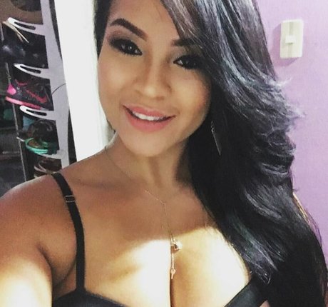 Toni Salina Chee Young セクシーなスター 画像