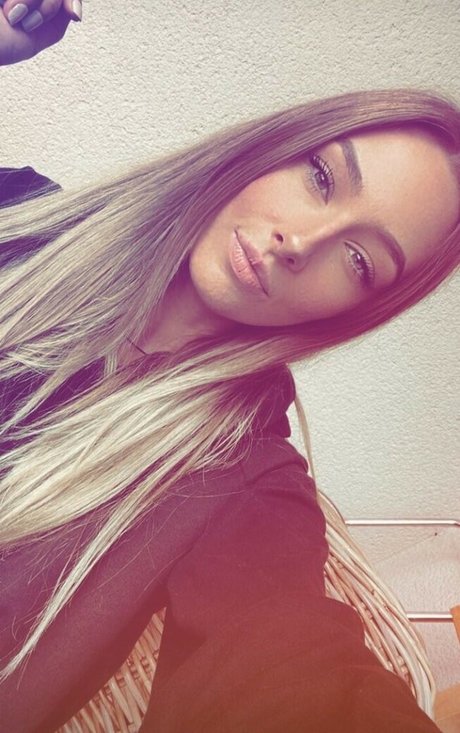 ブルネットの教師OnlyFans 美しい裸 写真